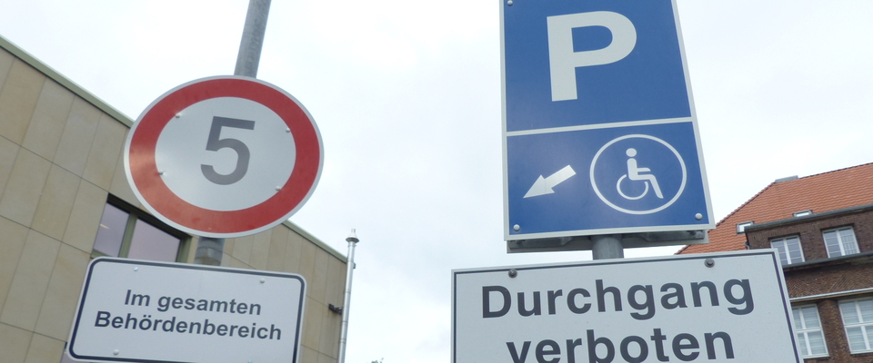 Beschilderung Behindertenparkplatz.