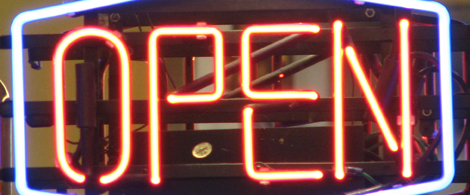Schild mit dem Schriftzug "open".